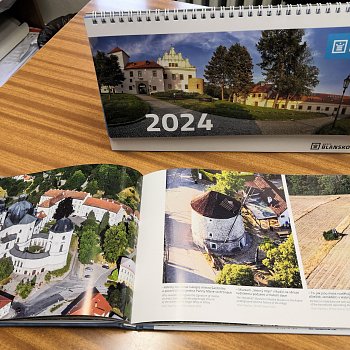 
                                Nový kalendář a publikace Blansko a okolí nejen z nebe je k dostání v informační kanceláři Blanka. FOTO: Renata Spotzová
                                    