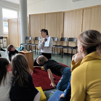
                                Adventní příběh s Marií Kuncovou si děti přišly poslechnout do městské knihovny. FOTO: Lukáš Dlapa
                                    