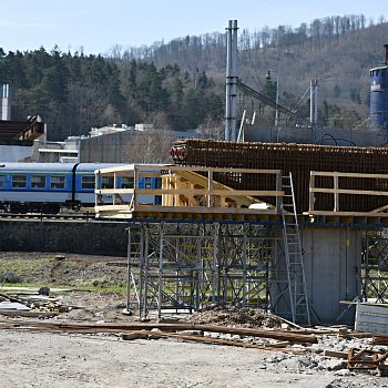 
                                V místě bývalých uhelných skladů ve Svitavské ulici se dokončují mostní opěry. FOTO: Michal Záboj
                                    