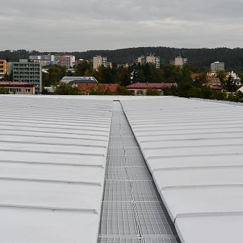 
                                Střecha zimního stadionu dostala nový nátěr. FOTO: Michal Záboj
                                    