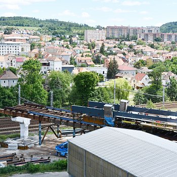 
                                Dělníci začali vztyčovat obloukovou část mostní konstrukce, která spojí centrum města se Starým Blanskem. FOTO: Michal Záboj
                                    