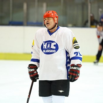 
                                Na ledě se při Charitativním utkání utkali Legendy HC Blansko s Fotbalovým týmem 96. FOTO: archiv pořadatele
                                    