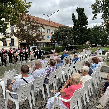 
                                Na promenádním koncertu před radnicí zahrála Dechová hudba Lipovanka. FOTO: Tomáš Mokrý
                                    