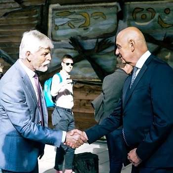 
                                 Prezidenta Petra Pavla přivítal před Domem přírody Moravského krasu starosta Jiří Crha. FOTO: Jiří Havel Nejezchleb 
                                    