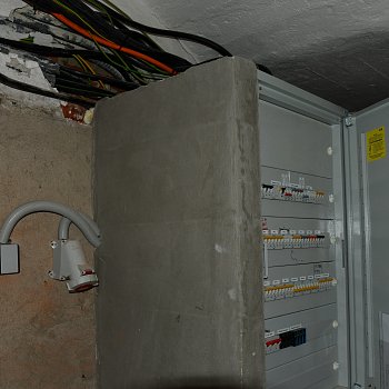 
                                V ZŠ Erbenova pokračuje oprava elektroinstalace. FOTO: Michal Záboj
                                    