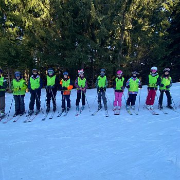 
                                 Žáci ze ZŠ TGM vyrazili na lyžařské kurzy. FOTO: archiv školy
                                    