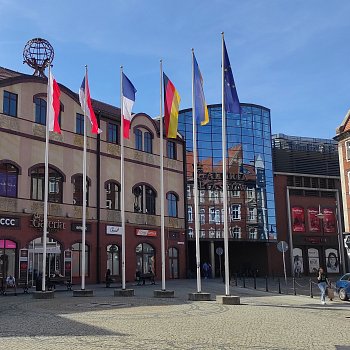 
                                Na náměstí pastora Wolfganga Maxa Meisslera jsou v dlažbě umístěny znaky partnerských měst, doplňují je vlajky států, ve kterých tato města leží. FOTO: Ivo Stejskal
                                    