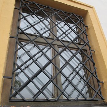 
                                V roce 2021 se za peníze z programu podařilo obnovit lazurní nátěr oken a vikýřů zámku v Blansku. Stav před obnovou. FOTO: archiv města
                                    