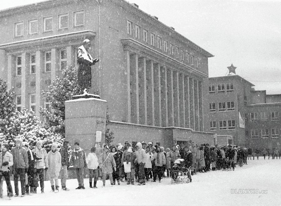 
                                Revoluční dění v Blansku v roce 1989. FOTO: archiv Muzea Blanenska
                                    