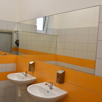 
                                Minulý rok město v hale opravilo toalety, které se nacházejí v suterénu a v prvním nadzemním podlaží. FOTO: Michal Záboj
                                    