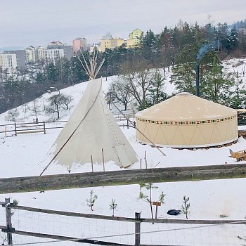 
                                I díky dotaci města mají v zimě děti z lesního klubu Kudlibabka komfortní zázemí v podobě nové jurty. FOTO: Kateřina Zukalová
                                    