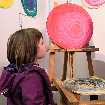 
                                Obrazy vznikaly technikou malby na plátno upevněné k hrnčířskému kruhu. FOTO: Leona Voráčová
                                    