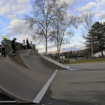 
                                Na Sportovním ostrově Ludvíka Daňka děti obsadily skatepark. FOTO: Renata Spotzová
                                    