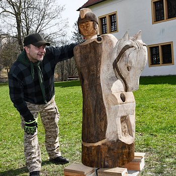 
                                Zámecký park v Blansku od čtvrtka zdobí další tři dřevěné sochy.  FOTO: Michal Záboj
                                    