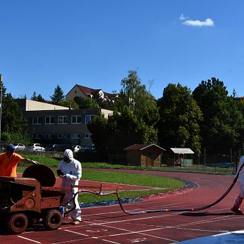 
                                Opravy povrchu hřiště u ZŠ Dvorská. FOTO: Michal Záboj
                                    