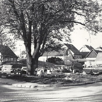 
                                Část Blanska, které se říkalo Trávníky - příprava na výstavbu bytové jednotky Vodní 12. FOTO: archiv Pavla Svobody
                                    