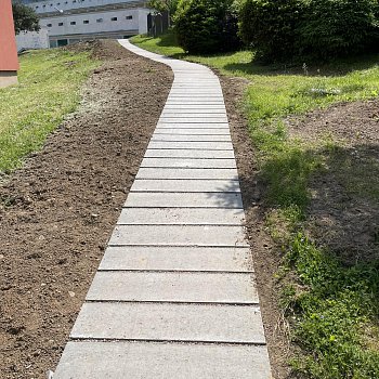
                                Nový šlapákový chodník mohou od letošního května využívat obyvatelé sídliště Zborovce. FOTO: Jiří Crha
                                    