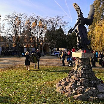 
                                Pietní vzpomínka za zesnulé spoluobčany zakončilo položení věnce k soše Anděla smrti. FOTO: Michal Záboj
                                    