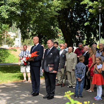 
                                Kytice k Pomníku hrdinů od Zborova položili zástupci města a legionářské obce. FOTO: Leona Voráčová
                                    