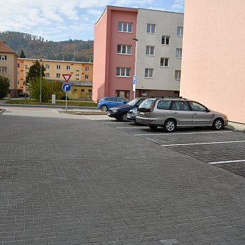 
                                Část nového parkoviště ve vnitrobloku i)ulic Žalkovského a A. Skotáka. FOTO: Michal Záboj
                                    
