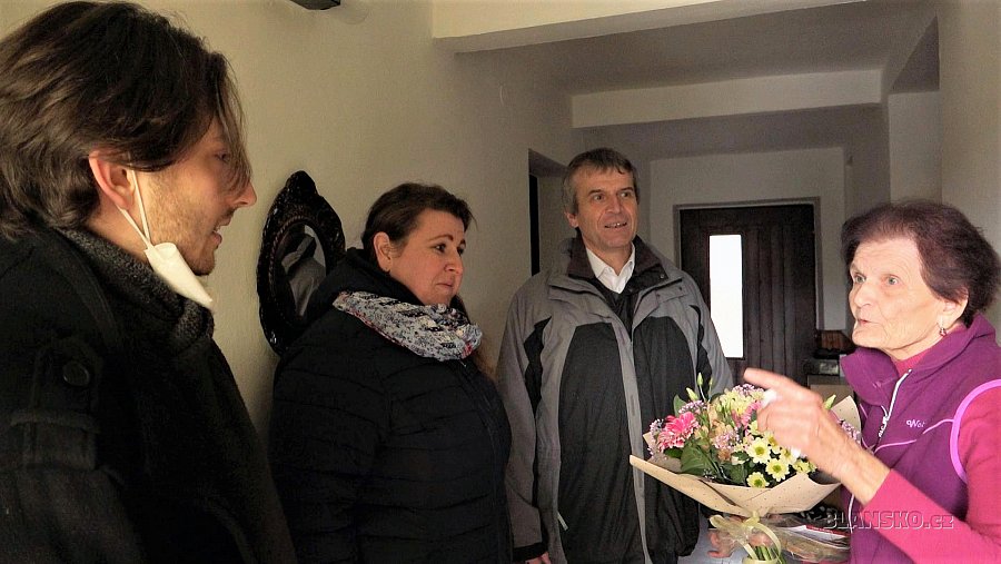 
                                Do poloviny ledna letošního roku byla hornolhotská kaplička v péči Marie Ševčíkové (vpravo). FOTO: Jan Popelka
                                    