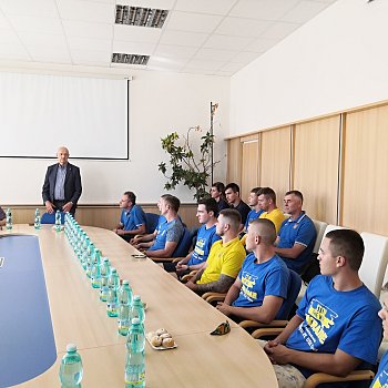 
                                Národní baseballový tým Ukrajiny přijali zástupci vedení města, starosta Jiří Crha a místostarosta Ivo Stejskal, na blanenské radnici.
                                    