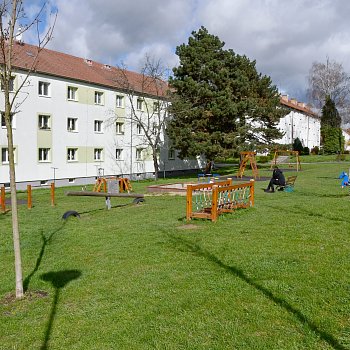 
                                Mezi bytovými domy v Chelčického ulici jsou nové herní prvky pro děti a mobiliář. FOTO: Michal Záboj
                                    