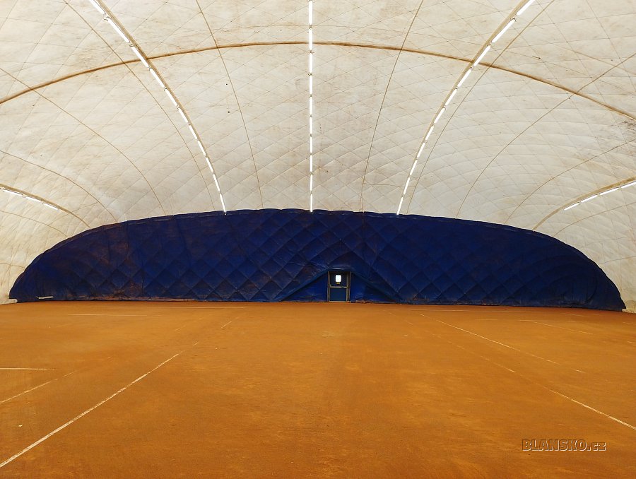 
                                O víkendu byla postavena nafukovací tenisová hala. FOTO: archiv Tenisového klubu Blansko 
                                    